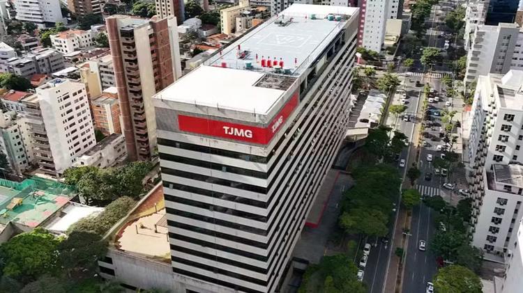 Paciente que perdeu umbigo após cirurgias disse que ficou com cicatrizes piores que a flacidez que motivou os procedimentos