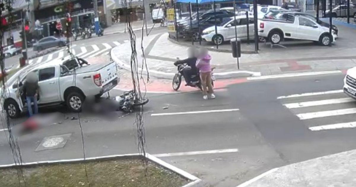 Passageiro de moto morre após ser atropelado por caminhão em Balneário Camboriú
