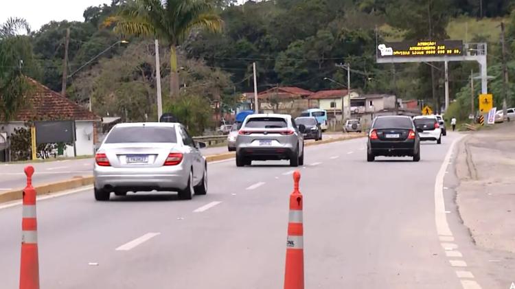 Mogi-Bertioga recebe 100 mil veículos e tem trânsito livre no feriado