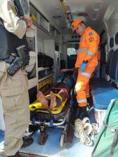 WhatsApp Image 2026 03 01 at 17.02.00 Bombeiros resgatam idoso preso entre barranco e muro em Carmo de Minas