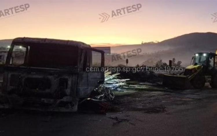 Caminhão pega fogo e interdita totalmente a Rodovia Castello Branco em São Roque