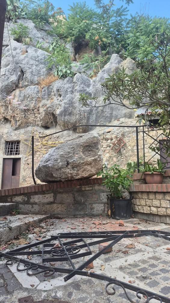 ⚠️ AVVISO ALLA CITTADINANZA Si informa la cittadinanza che, a seguito della caduta di un masso in Via Duca d’Aosta, l’ar...