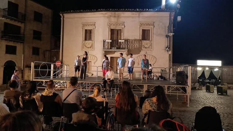 Si è svolto ieri, alle 21:30, in Piazza Umberto I, a Petralia Sottana, il coinvolgente spettacolo di Teatro-Forum, del p...