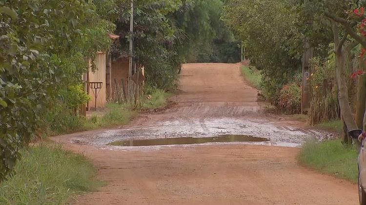 Uma década após transferência para Itapetininga, moradores de bairro ainda sofrem com falta de iluminação, CEP e asfalto
