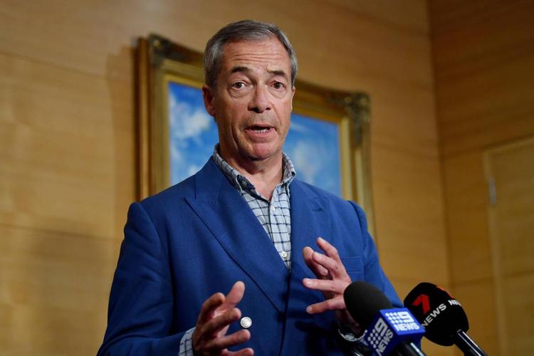 Valanga Farage sul voto oltre destra e sinistra. "È l’inizio, arriviamo"