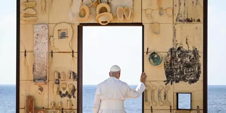 Il Papa a Lampedusa, Leone sull'isola della speranza attraversa la Porta d'Europa. Prima tappa al cimitero dei migranti senza nome