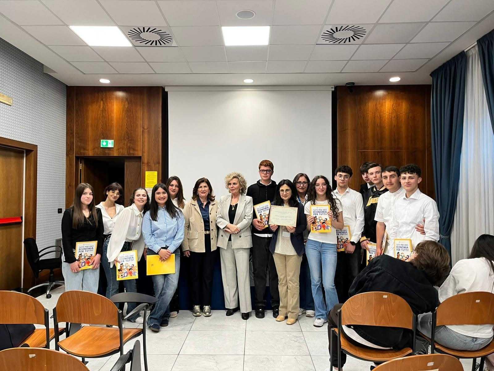 Premio Banca d’Italia: gli studenti dell’ITE “Sacco” di Sant’Arsenio trionfano con l’e-book “Smart Money, Smart Life”