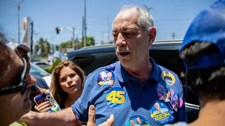 Em adesivaço em Fortaleza, Ciro Gomes diz que estuda incorporar câmeras em fardas de policiais no Ceará