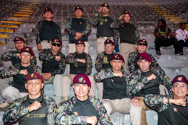 Veteranos de las fuerzas militares, durante un evento de campaña de De la Espriella.