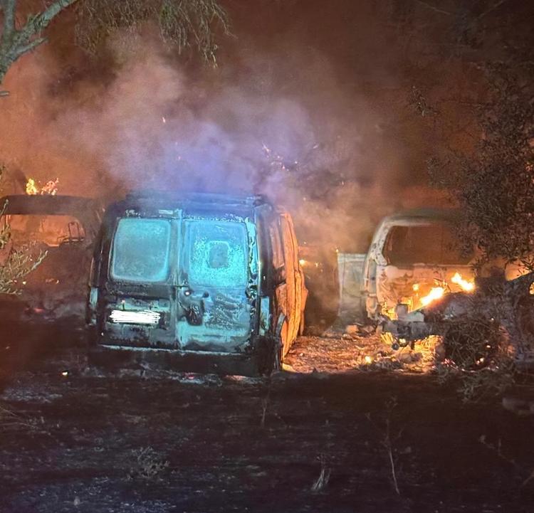 Manduria, incendio nelle campagne: avvolte dalle fiamme 25 auto