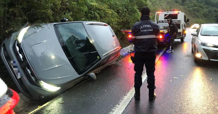 Carro é encontrado ligado e abandonado após tombar na Estrada da Rainha, em Balneário Camboriú