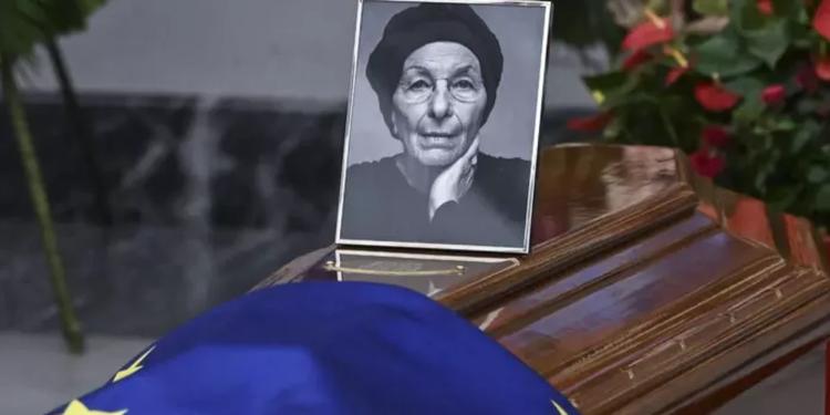 Bagno di folla e omaggio della politica per Emma Bonino. Il feretro in Campidoglio accolto dal picchetto d’onore