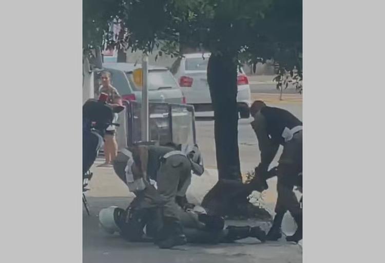 Motociclista é imobilizado durante abordagem de trânsito no Centro de Macaé