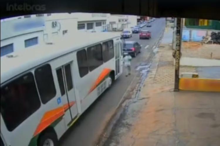 Vídeo flagra momento em que idoso é atropelado por ônibus no interior de SP