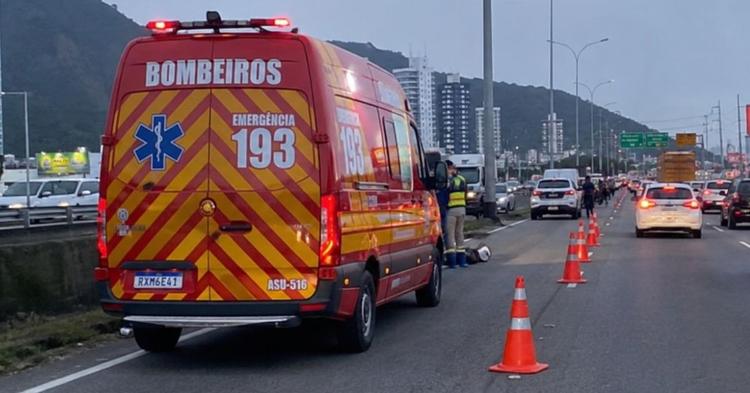 Motociclista fica ferido em acidente na Marginal Leste, em Balneário Camboriú