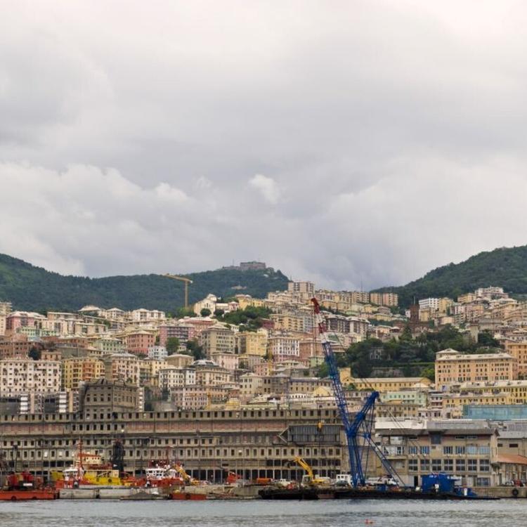 Genova, accoltella la sorella e muore cadendo dalla finestra