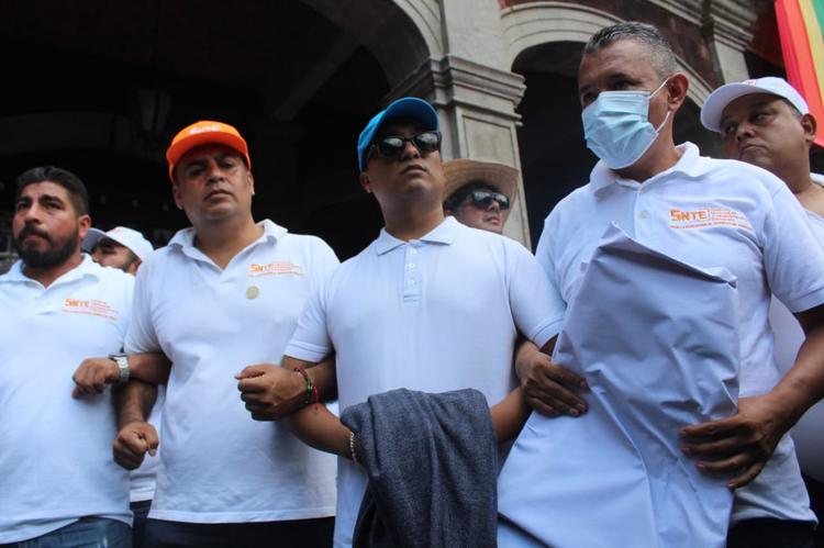 Se agarran a botellazos: Marcha de maestros en Cuernavaca termina en batalla campal y fractura sindical