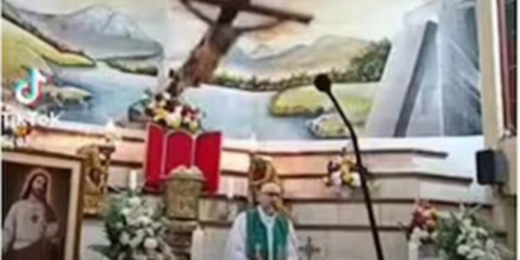 La croce si stacca dalla parete e uccide il sacerdote durante la messa in diretta streaming in Ecuador