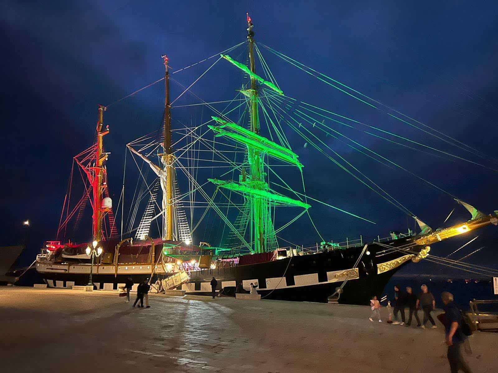 La Nave Scuola Palinuro torna a casa: il Tricolore illumina la baia e domani si sigla il Patto di Amicizia