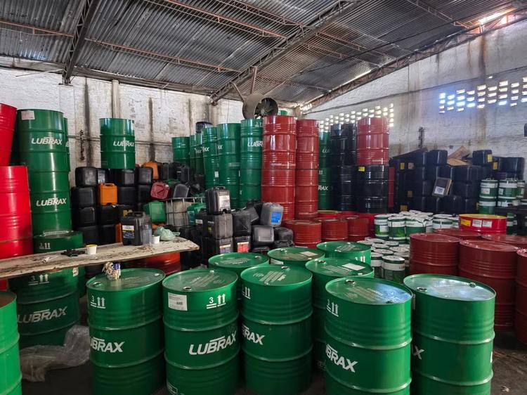 Operação fecha fábrica clandestina de óleo lubrificante falsificado e prende sete pessoas em Duque de Caxias