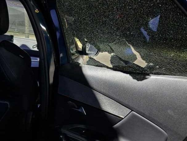 Furto a Eboli: vetri infranti in un parcheggio commerciale, l’appello della vittima