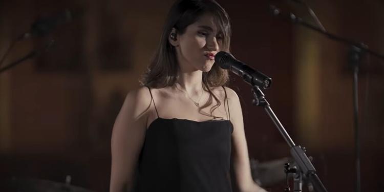 Iran, 74 frustate a una cantante per un video online