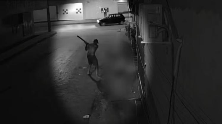 VÍDEO: Homem em situação de rua é espancado a golpes de madeira após se envolver em briga na Bahia