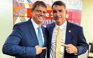 Tarcísio vai a Brasília e deve ajudar Flávio Bolsonaro na preparação para o debate da TV Globo
