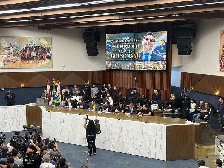 Flávio Bolsonaro recebe título de cidadão honorário em BH e é recebido por apoiadores e manifestantes contrários