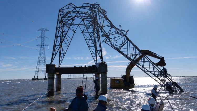 Torres de energia elétrica desabam durante passagem de ciclone pelo RS e deixam duas cidades sem luz