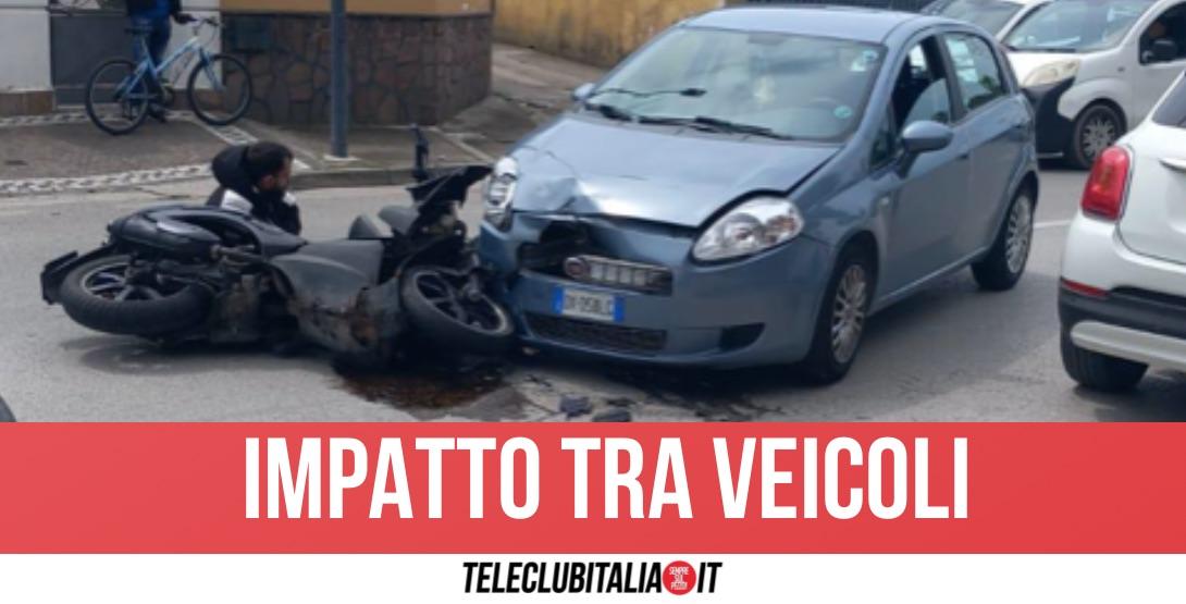 Giugliano, scontro frontale tra auto e moto sul Corso Campano: ferito centauro