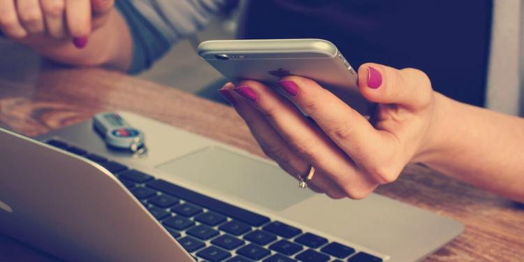 Bonifici tra genitori e figli, quando scatta davvero la tassa dell’8%