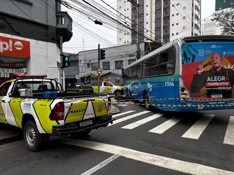 Motociclista morre em batida com ônibus no Centro de Piracicaba