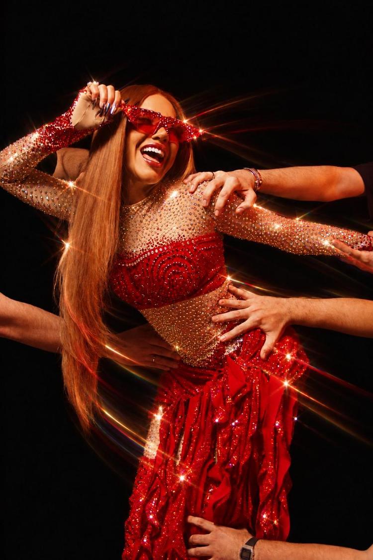 Viviane Batidão aposta em três looks com 15 mil pedrinhas cristalizadas para estreia no Rock in Rio