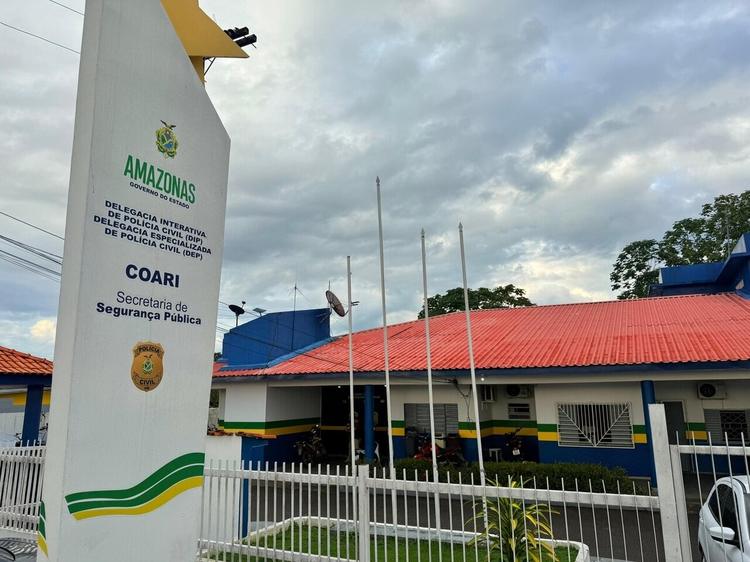 Criminosos invadem casa, fazem mãe e filha reféns e ameaçam matar vítimas no interior do Amazonas