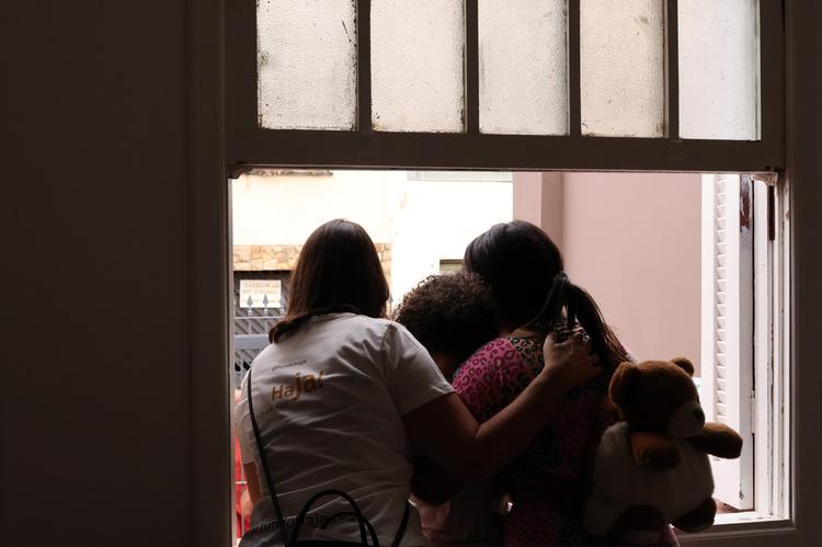 Associação transforma casas vazias no Centro de Campinas em moradia para jovens e mães solo: 'Eles é que vão voar'