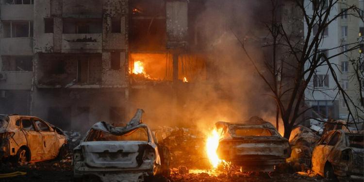 Trump: "Putin vuole la pace, parliamone", ma la Russia bombarda Kiev alla vigilia del vertice Nato di Ankara