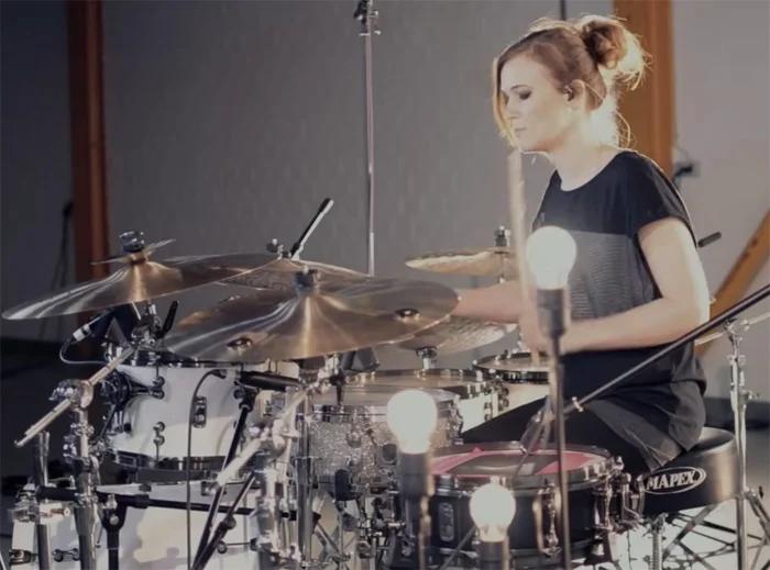 Anika Nilles conta como aprendeu partes de Neil Peart para turnê com o Rush