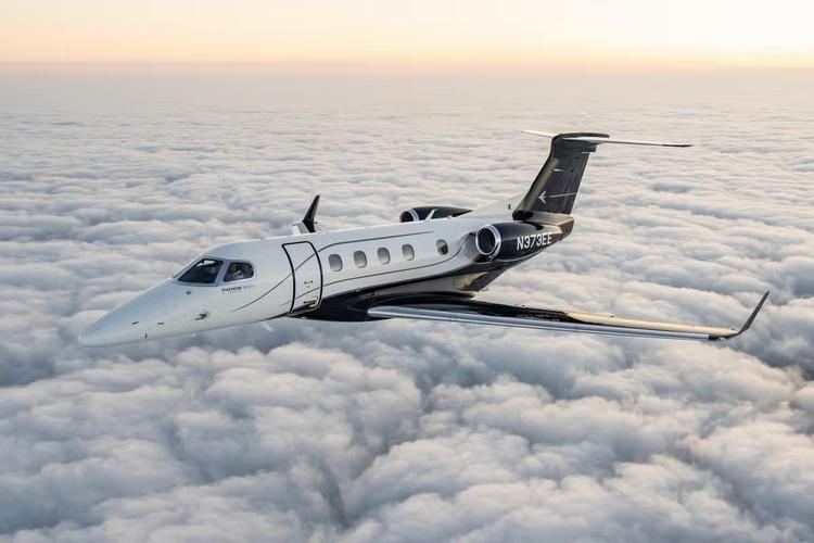 Embraer lança nova versão do jato Phenom 300 com sistema que faz pouso automático em emergências