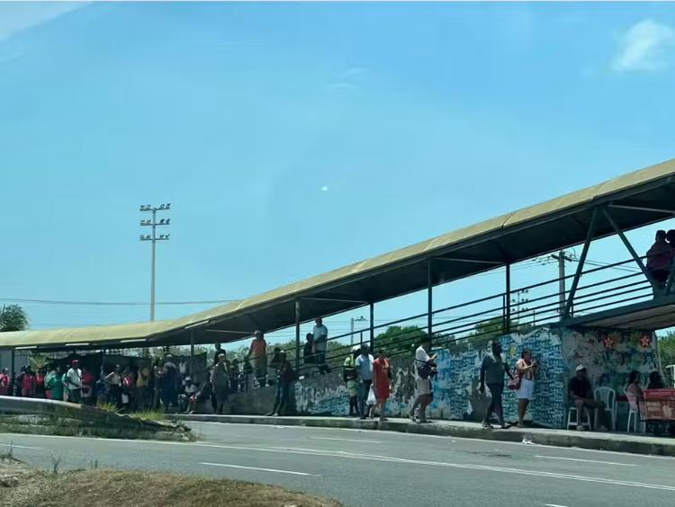 Ao menos 75 ônibus são impedidos de sair das garagens em Salvador, na Bahia