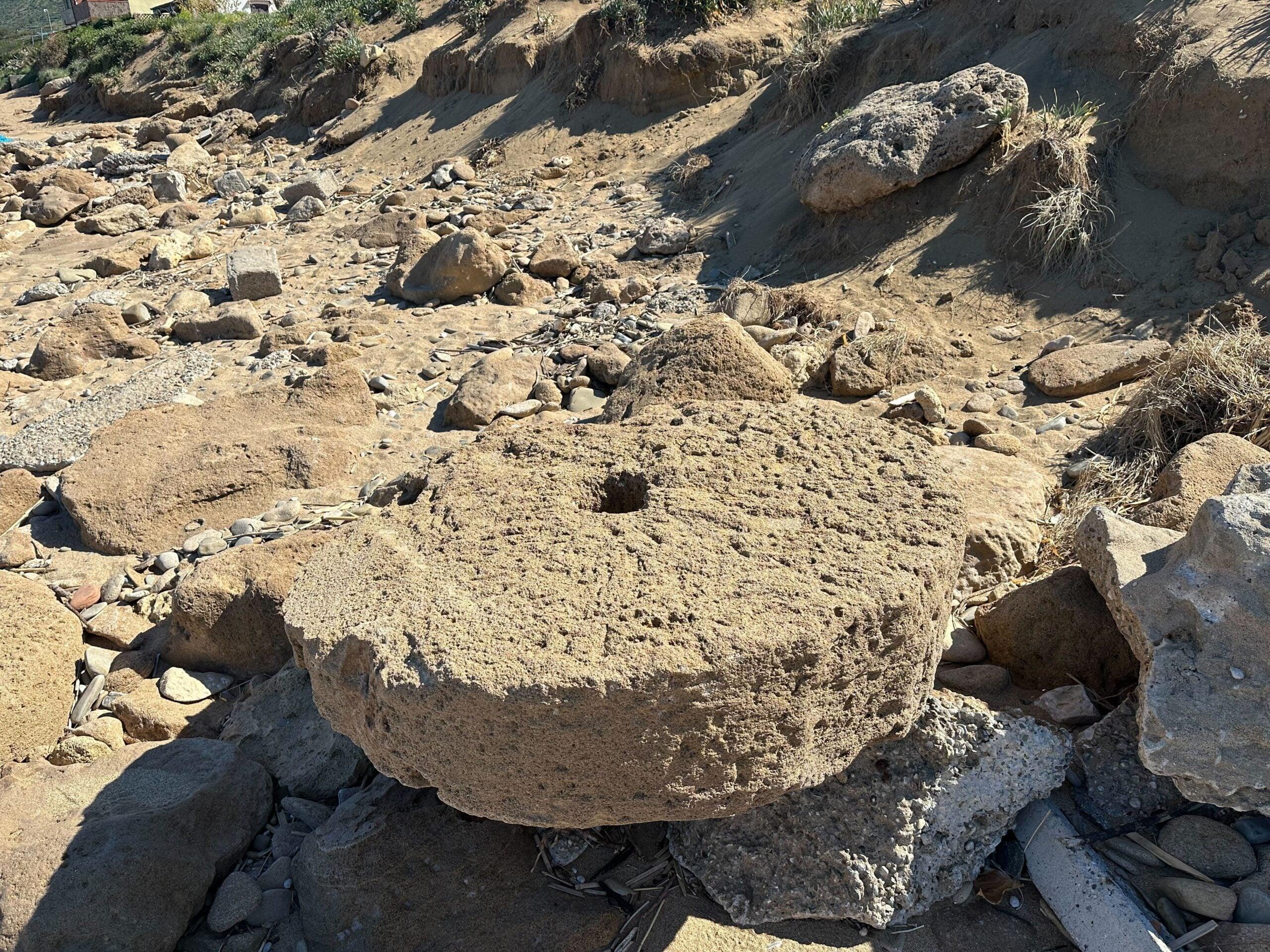 Castellabate, le mareggiate riportano alla luce i “rocchi” dell’antica cava: tesori dal passato greco-romano