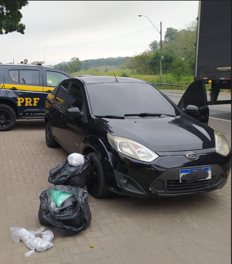 Homem é preso com mais de 6 mil pinos de cocaína na BR-393, em Barra do Piraí