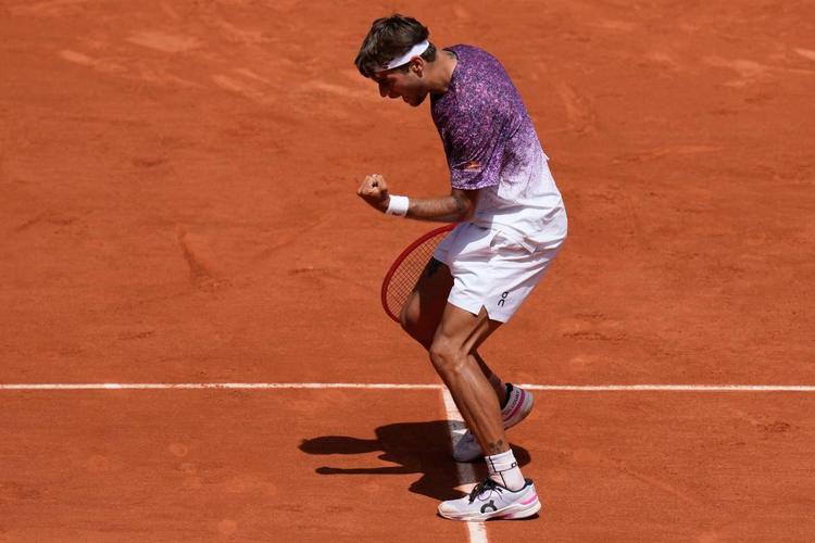Cobolli batte Svajda e per la prima volta vola ai quarti al Roland Garros