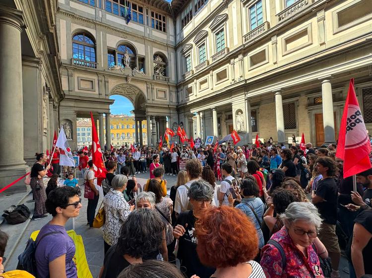 Firenze, scendono in piazza i lavoratori della cultura: “Salari anche a 5 euro l’ora”