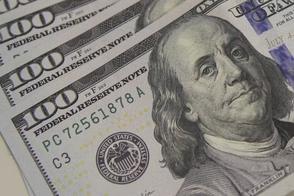 Dólar cai, mas brasileiros ainda não sentem redução nos preços de importados