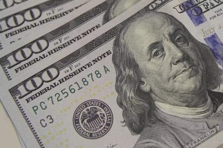 Dólar cai, mas brasileiros ainda não sentem redução nos preços de importados
