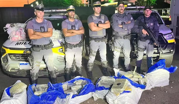 Polícia apreende mais de 560 kg de drogas escondidas em sacos de pipoca dentro de ônibus no interior de SP