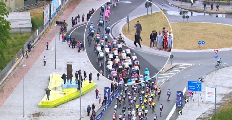Manate ai ciclisti lanciati ad alta velocità in curva, la follia al Giro d’Italia: denuncia e daspo per due giovani