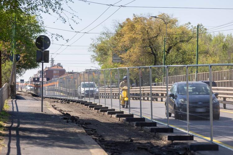 Ciclabile della Ghisolfa. Gli esperti: "Irregolare". Il Comune: "È a norma"
