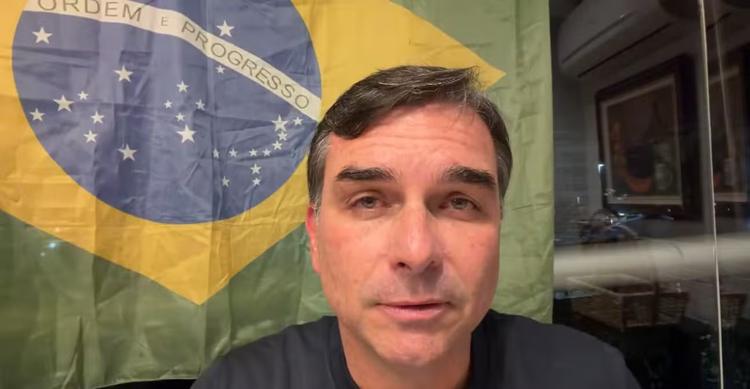 Flávio diz que Moraes quer apenas 'uma desculpinha' para retirar Bolsonaro da prisão domiciliar: 'não vamos ser ingênuos'